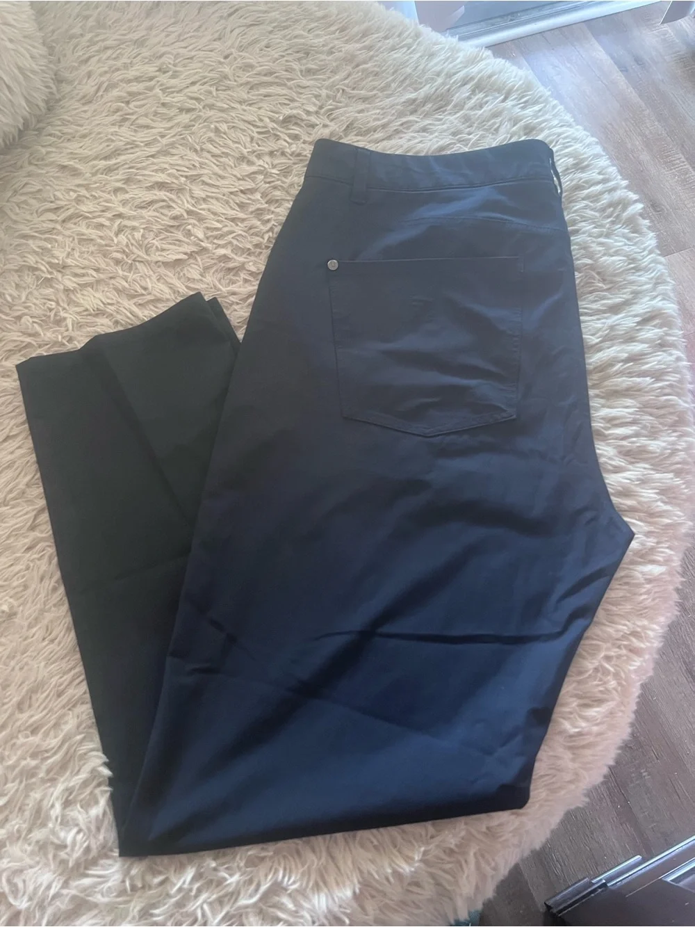 Vuori Men's Relaxed Jeans in Dark Navy